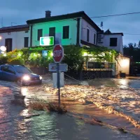 V sredo zvečer je bil tudi Strunjan pod vodo.