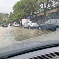 Glavna cesta skozi Portorož se je spremenila v jezero. 