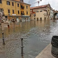 Koprski Prešernov trg (Muda) je v nekaj urah kar dvakrat 
poplavilo. 