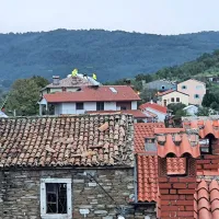 V Padni je poškodovalo številne strehe.