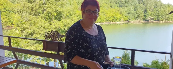 Anita Urbančič bo odslej z lokalno kulinarično ponudbo razvajala 
tudi v ribiškem domu pod vasjo Soze s čudovitim razgledom na 
jezero Mola. 