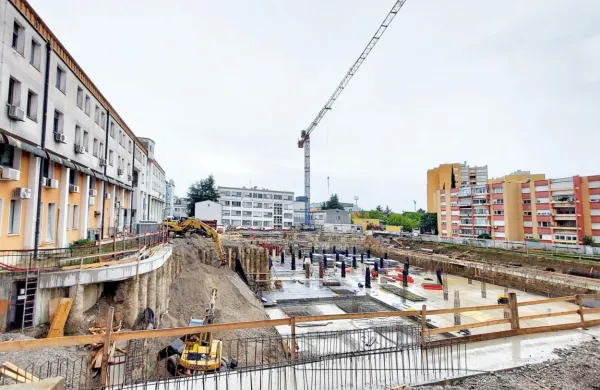 Prizidek, ki ga gradijo ob novogoriškem zdravstvenem domu, bo 
olajšal stisko s prostori. Kadrovsko stisko  pa skušajo omiliti tudi s 
koncesijami in zdravnicami iz Srbije in BiH.  