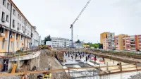 Prizidek, ki ga gradijo ob novogoriškem zdravstvenem domu, bo 
olajšal stisko s prostori. Kadrovsko stisko  pa skušajo omiliti tudi s 
koncesijami in zdravnicami iz Srbije in BiH.  
