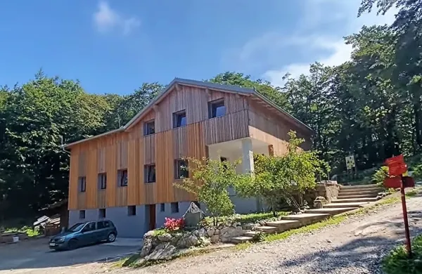 Vojkova koča na Nanosu dobiva novo podobo, skrbijo še neplačani računi