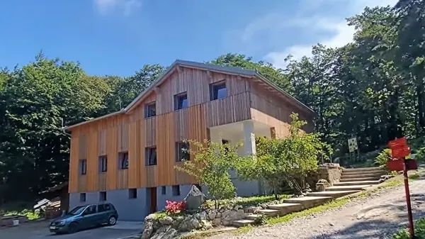 Vojkova koča na Nanosu dobiva novo podobo, skrbijo še neplačani računi