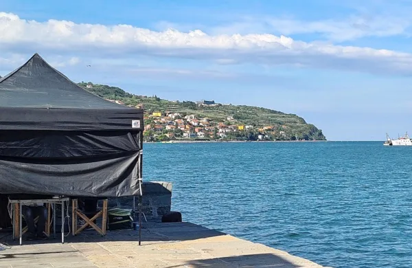 Koprska ribiča s svojima barkama v oglasu za igro Loto