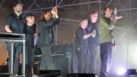 Tom Smith je na koncu s svojo tovarišijo iz skupine Editors 
občinstvu v zahvalo poslal poljubček. 