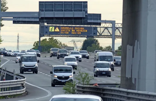 Ob prihodu na vstopno cestninsko postajo naj bodo vozniki 
pozorni in naj spremljajo oznake, ki jih vodijo do pravega 
avtomata. Enako velja na izstopnih cestninskih postajah. 