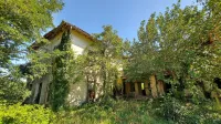 Razpadajoča Gradnikova domačija je vse bolj zaraščena in že 
dolgo sramota Medane. Zdaj pa kaže, da se bodo uresničile 
napovedi in bodo tam postavili hotel in center poezije. 