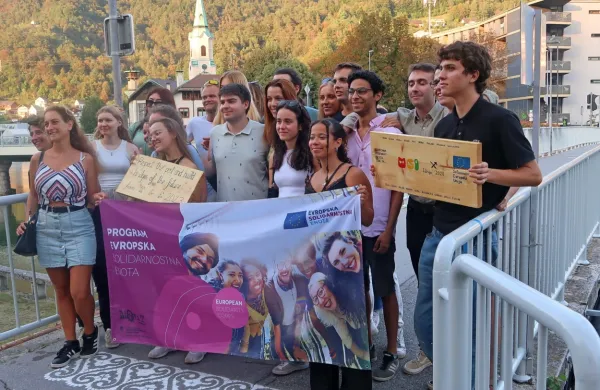 Mladi evropski prostovoljci so se ob tradicionalnemu delu v 
rudarski hiši Giser, izkazali še s prenovo peš mostu čez Idrijco.