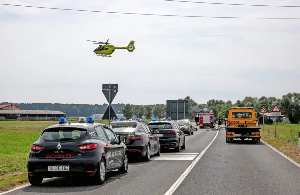 Slovensko kolesarko so  s  helikopterjem  prepeljali  v  bolnišnico. 