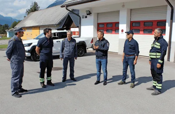  

Strokovni sodelavec gasilec Vasja Kavs (drugi z leve)  se je pred 
začetkom prvega delovnega dne pogovoril  z županom Valterjem 
Mlekužem in odgovornimi za to področje, v ozadju je novo vozilo 
za hitro posredovanje.