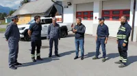  

Strokovni sodelavec gasilec Vasja Kavs (drugi z leve)  se je pred 
začetkom prvega delovnega dne pogovoril  z županom Valterjem 
Mlekužem in odgovornimi za to področje, v ozadju je novo vozilo 
za hitro posredovanje.