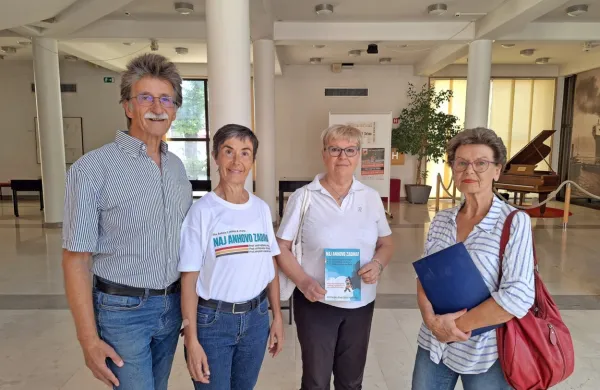 Kampanjo Naj Anhovo zadiha so prostovoljci na čelu s koordinatorko za Obalno-kraško regijo Jasno Čuk Rupnik (druga z leve) 
danes predstavili tudi na Primorskem, in sicer v Sežani. 