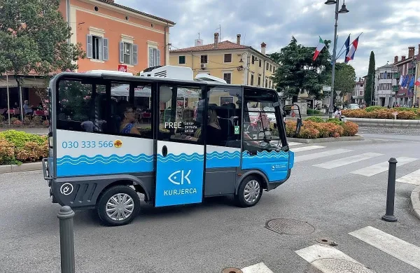 Trenutno po Izoli vozi samo ena kurjerca, saj je druga znova na 
popravilu. 