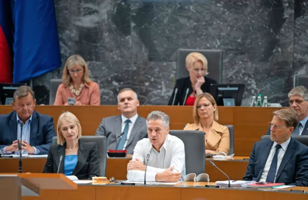 Premier Golob je nakazal, da bo vlada spremenila svoj pristop do 
reševanja zdravstva.