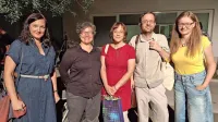 Ponedeljkov vileniški večer je bil tudi priložnost za srečanje stalnih in občasnih sopotnikov KUD AAC Zrakogled (z leve): lektorica in prevajalka Andreja Kalc, pravkar nagrajena 
pesnica Iva Jevtić, vileniška avtorica v središču Barbara Korun, ponosni založnik Gašper Malej ter prevajalka in literarna kritičarka Diana Pungeršič.