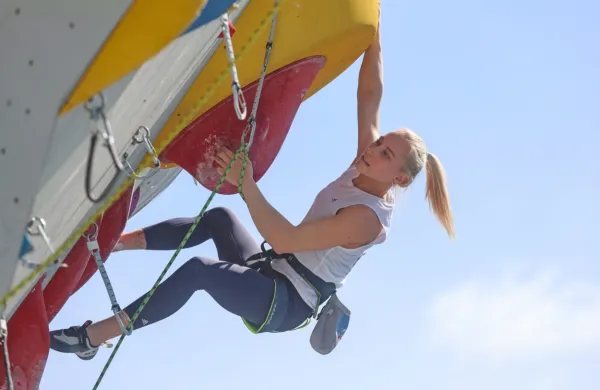 Za Janjo Garnbret v plezalni steni kot da ni pravih ovir. 