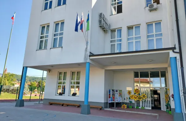 Starejši možak je zalezoval učenki iz šempetrske šole, ki pa sta 
ravnali prisebno in se zaupali ravnateljici, ki je obvestila policijo in 
starše. 