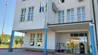 Starejši možak je zalezoval učenki iz šempetrske šole, ki pa sta 
ravnali prisebno in se zaupali ravnateljici, ki je obvestila policijo in 
starše. 