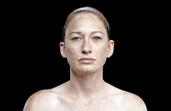 Marina Martensson v videospotu za skladbo The Engine of 
Survival.
