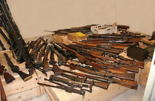 Policisti  so pred   osmimi leti   na  območju  šestih  policijskih  uprav,  
tudi na Goriškem  in Bistriškem, zasegli  toliko orožja,  da  so  ga  
popisovali več  dni.  