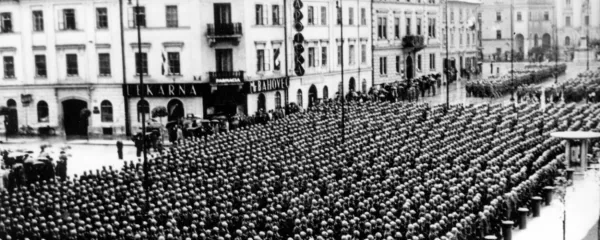 Italijanska vojska je v času okupacije Slovenije razkazovala moč tudi na paradi.