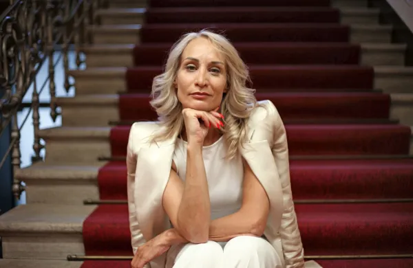 Meira Hot ocenjuje, da  tisti, ki so danes v ospredju kot socialni 
demokrati,  kažejo neko novo podobo socialne demokracije.