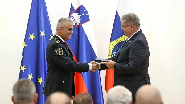 Notranji minister Boštjan Poklukar in prvi mož policije Senad Jušić 
sta “moteče” kadre premeščala na lokalne policijske postaje. 