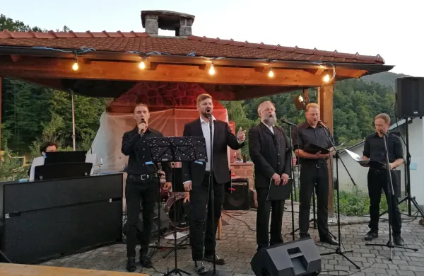 Jure Počkaj (drugi z leve) je z glasbenimi prijatelji premierno predstavil projekt Tistega lepega dne. 