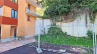 Plaz, ki se je pozimi leta 2017 sprožil nad stanovanjsko sosesko 
Semedelski razgledi, bo po šestih letih dočakal sanacijo.