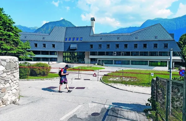 Za popolno prenovo hotela Kanin, ki je sicer skupaj vredna  skoraj 
enajst milijonov evrov,  bo ljubljanska družba Floris na razpisu 
dobila 1,1 milijona evrov.



   