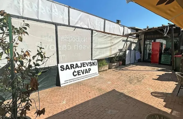 Zabojnika, ki so ga postavili na teraso sredi Portoroža, od včeraj ni 
več.