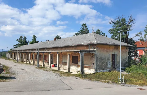 Podjetniški inkubator bodo uredili  v industrijsko obrtni coni Trnovo, na mestu, kjer zdaj klavrno propada 
ena od stavb bivše vojašnice. 