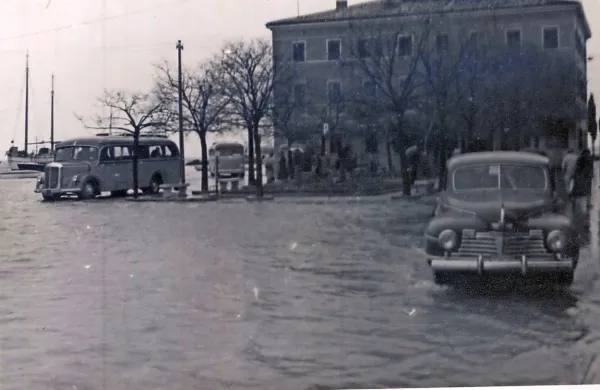 Poplavljena nekdanja avtobusna postaja v Kopru (SI PAK/0344, 
Zbirka fotografij in razglednic, t. e. 8)

