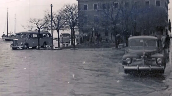 Poplavljena nekdanja avtobusna postaja v Kopru (SI PAK/0344, 
Zbirka fotografij in razglednic, t. e. 8)

