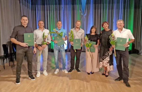 Županja Saša Likavec Svetelšek (druga z desne) z letošnjimi 
občinskimi nagrajenci.