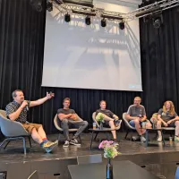 Pogovor z zasedbo Elvis Jackson je povezoval   komik Andrej Težak 
Tešky.