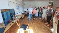 Mirko Oblak (v modri obleki) je skupini obiskovalcev predstavil, 
kako tehnološke naprave uporabiti v praksi.