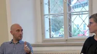Pisatelj Davorin Lenko v pogovoru z mag. Milanko Trušnovec o 
njegovi prvi pesniški zbirki Razpoke.