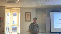 Aleksander Batič med predstavitvijo svojega romana Vseeno. Vse je 
eno v Kosovelovi knjižnici.