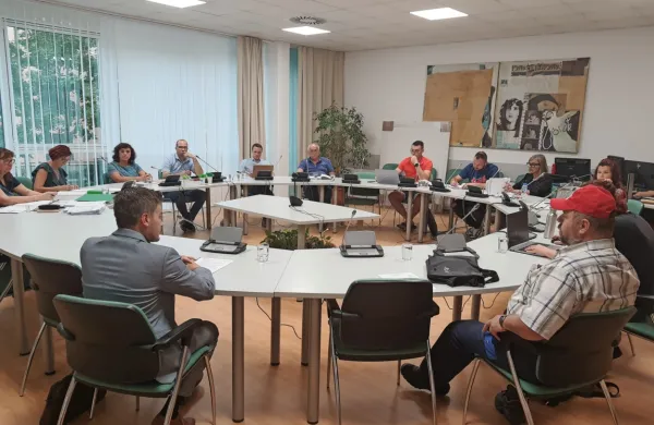Na občinskih sejah v Divači (na fotografiji) in v Hrpeljah največkrat slišani razlog za zavrnitev soglasja 
izbranemu kandidatu za direktorja Tilnu  Pahorju je bil, da svetnikov s svojimi odgovori ni prepričal.