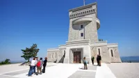 Razstavo, posvečeno zgodovini Primorske v 20. stoletju, naj bi v 
Pomniku miru odprli že septembra  2021, a se še danes ne ve, kdaj 
jo bodo postavili.       