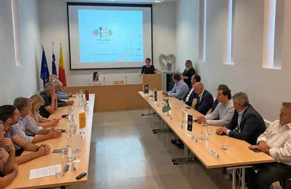 Predstavnike primorskih živilskih podjetij in njihove goste je 
uvodoma nagovorila neformalna častna predsednica združenja Po 
Primorsko Anka Miklavič Lipušček.  