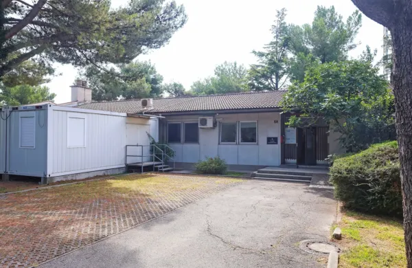 Stavbo, v kateri deluje koprska območna enota Nacionalnega 
inštituta za javno zdravje, so zgradili davnega leta 1975.