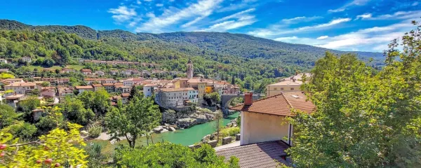 Pogled na  Kanal ob Soči, srednjeveško mestece z bogato naravno in kulturno 
dediščino.