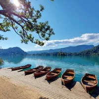 Sprehajalna pot okoli Blejskega jezera je dolga šest kilometrov in 
je primerna za lažjo rekreacijo, sprehod ali umirjeno vožnjo s 
kolesom. 