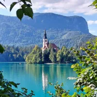  Slovenija ima samo en otok, ki je prav zato nekaj posebnega.  Obkrožen je s slikovitimi 
gorami in prevladuje v sredini alpskega Blejskega jezera. 