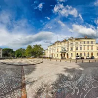 Novogoriška železniška postaja leži tik ob Trgu Evrope, ki si ga delita obe Gorici - Nova in stara.    