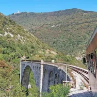 Solkanski most se  ponaša z največjim kamnitim lokom na svetu z razponom kar 85 metrov. V ozadju se vidi Sveta Gora, priljubljeno 
primorsko romarsko središče.  